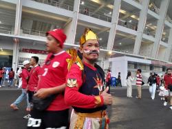Gaya Unik Fans Timnas Indonesia di GBK, Pakai Atribut Gatotkaca