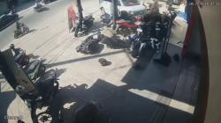 Suzuki APV Tabrak 2 Pejalan Kaki dan Belasan Motor di Lombok Timur Terekam CCTV