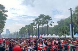 Semangat Suporter Timnas Indonesia Tak Surut Meski Diguyur Hujan Deras