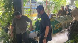 Pelayat Antar Jenazah Permadi ke Pemakaman San Diego Hills 