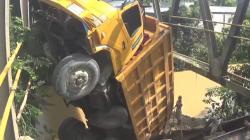 Jembatan di Langkat Jebol, Truk Penuh Muatan Pasir Terjungkal ke Sungai<