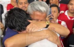 Thom Haye Menangis di Pelukan Ayah usai Cetak Gol Debut untuk Timnas Indonesia