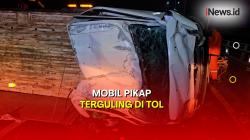 Pecah Ban di Tol Cempaka Putih, Mobil Pikap Bermuatan Buah-buahan Terguling  