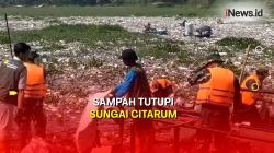 Bersihkan Sampah yang Tutupi Sungai Citarum, Pemprov Jabar Kerahkan Relawan dan Alat Berat 