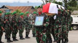 Berduka, Dandim Jayawijaya Pimpin Upacara Pelepasan Jenazah Serka Erends Fasse<
