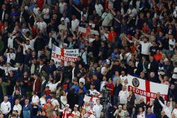 Anak Presiden Serbia Ikut Bentrok Lawan Hooligans Inggris, Kursi-kursi Bar Dilempar