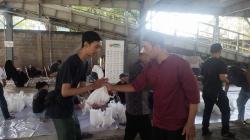 MNC Peduli dan Masjid Raudhatul Jannah Salurkan Daging Kurban ke Warga Kebon Jeruk