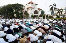 Potret Ribuan Umat Muslim Jakarta Salat Idul Adha 1445 H