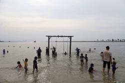 Asyiknya Berlibur di Pantai Ancol