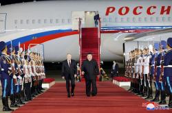 Vladimir Putin Disambut Hangat Kim Jong Un saat Mendarat di Korut