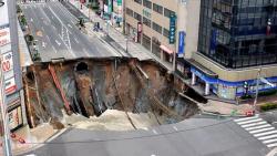 Stasiun Kereta Bawah Tanah di China Runtuh, Bikin Sinkhole di Jalan Raya
