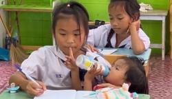 Viral Siswi Kelas 5 SD Bersekolah sambil Jaga Adiknya di Kelas, Netizen Terharu