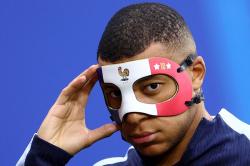 Tampang Gelisah Kylian Mbappe Nonton Belanda vs Prancis dari Bangku Cadangan