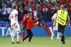 Cristiano Ronaldo Dikejar-Kejar Pitch Invader saat Laga Turki vs Portugal