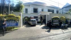 Tanri Abeng Meninggal, Rumah Duka Dipenuhi Karangan Bunga