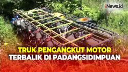 Sopir Kaget Hindari Mobil, Truk Pengangkut Motor Terbalik di Padangsidimpuan
