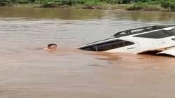 Detik-Detik Fortuner Ditumpangi Kapolsek Katingan Hulu Tercebur ke Sungai, Warga Histeris<