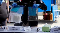 Hentikan Bus di Tol Brebes, BNN Jateng dan Bea Cukai Temukan 1 Kg Sabu Dalam Kemasan Teh<