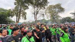 Ribuan Driver Ojol se-Jabar Geruduk Gedung Sate, Tolak Tarif Murah Tak Manusiawi<