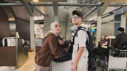 Angelina Sondakh Antar Keanu Massaid ke Barcelona, Temani Anak Mengejar Mimpi