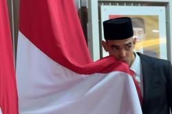 Momen Jens Raven Cium Bendera Merah Putih Resmi Menjadi WNI