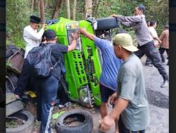 Minibus Diduga Rem Blong Terguling di Bantul, Belasan Penumpang Luka-Luka 