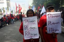 Aksi Teatrikal Buruh Tolak Potongan Gaji untuk Tapera