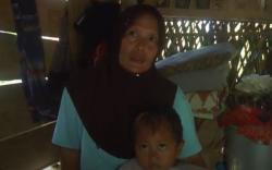 Cerita Sedih Ibu-3 Anak di Polman Tinggal di Gubuk Reyot usai Ditinggal Suami Nikah Lagi<