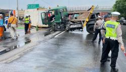 Truk Kontainer Terguling di Tol Cakung, Sopir Tewas