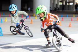 Bikin Gemas, Anak-anak Adu Kecepatan saat Latihan Balap Sepeda Push Bike