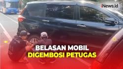 Mobil Digembosi Petugas, Pengunjung Merasa Rugi Bayar Parkir Rp30 Ribu ke Jukir Liar Monas
