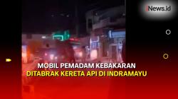 Diduga Mogok di Tengah Perlintasan, Mobil Pemadam Kebakaran Ringsek Ditabrak Kereta Api di Indramayu 