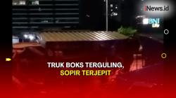 Truk Boks Terguling Usai Tabrak Beton Pembatas TransJakarta di Jaksel, Sopir Terjepit  