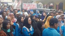 Kena PHK Sepihak Tanpa Gaji, Ratusan Buruh Demo Pabrik Tekstil di Pekalongan<