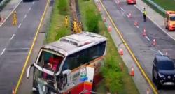 Kecelakaan Bus Tabrak Truk di Tol Jombang, 1 Tewas 2 Luka-Luka<