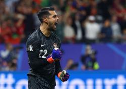 Diogo Costa Ukir Rekor saat Jadi Pahlawan Portugal vs Slovenia di 16 Besar Euro 2024 