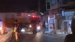 Ngeri! Terekam Detik-Detik Mobil Damkar Tertabrak Kereta Api Barang di Indramayu<