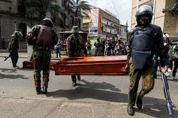 Polisi Kenya Bawa Peti Jenazah Sambil Bubarkan Pengunjuk Rasa