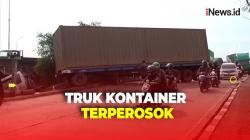 Truk Kontainer Hilang Kendali Terperosok ke dalam Kolong Jembatan Tol di Cakung