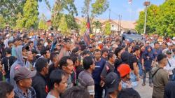 Ribuan Orang Unjuk Rasa di Kantor DPRD Bangka Barat, Minta Konsesi HTI Dicabut