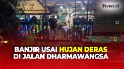 Air Rendam Warung dan Permukiman Akibat Luapan Kali di Jalan Dharmawangsa