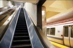 Laki-Laki Tunawisma Diduga Dorong Perempuan Lansia ke KRL hingga Tewas