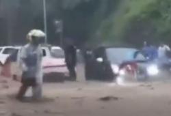 Banjir-Longsor Terjang Kota Gorontalo, Arus Lalu Lintas Lumpuh Total<