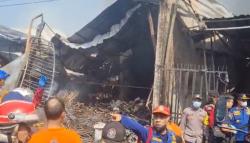 Dramatis! Kebakaran di Gudang Perabotan Bekasi, Satu Keluarga Diduga Terjebak