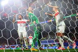 Euro 2024: Reaksi Kiper Turki Mert Gunok Selamatkan Gawang dari Kebobolan