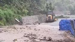 Detik-Detik Pengendara Panik saat Tebing Longsor di Maros, Banyak yang Berputar Arah<