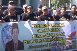Kisruh PPDB Jatim 2024, Ratusan Warga Jombang Demo di DPRD Protes Sistem Zonasi<