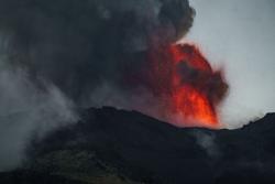 Gunung Etna Italia Meletus Keluarkan Lava Pijar
