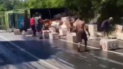 Truk Bawa 5 Ton Ikan Segar Kecelakaan di Mamuju, Muatan Berserakan di Jalan