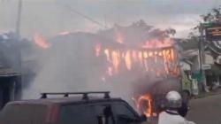 Truk Penuh Muatan Tisu Terbakar Hebat di Karawang, Api dari Percikan Las<
